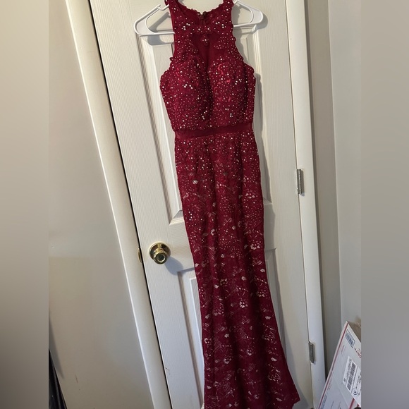 Anny Lee XS Gown Burgundy With Iridescent Embellishment Sheer Mid Section